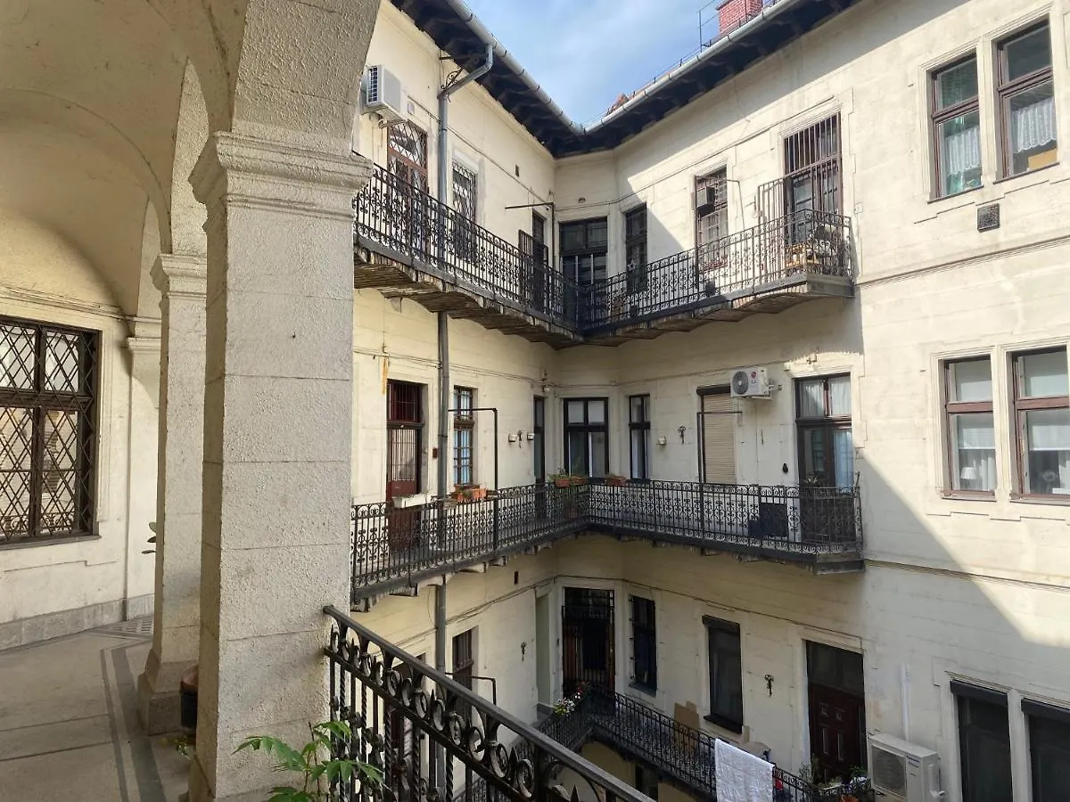 Urban Haven - 3 Beds, 3 Baths, Free Parking, Near Central Market Budapest