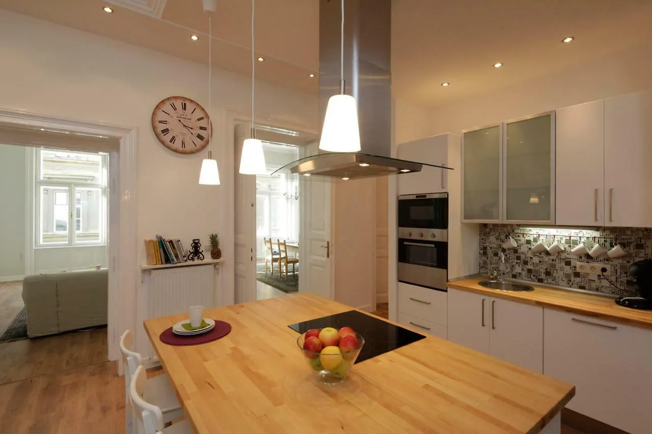 Urban Haven - 3 Beds, 3 Baths, Free Parking, Near Central Market Budapest Apartment
