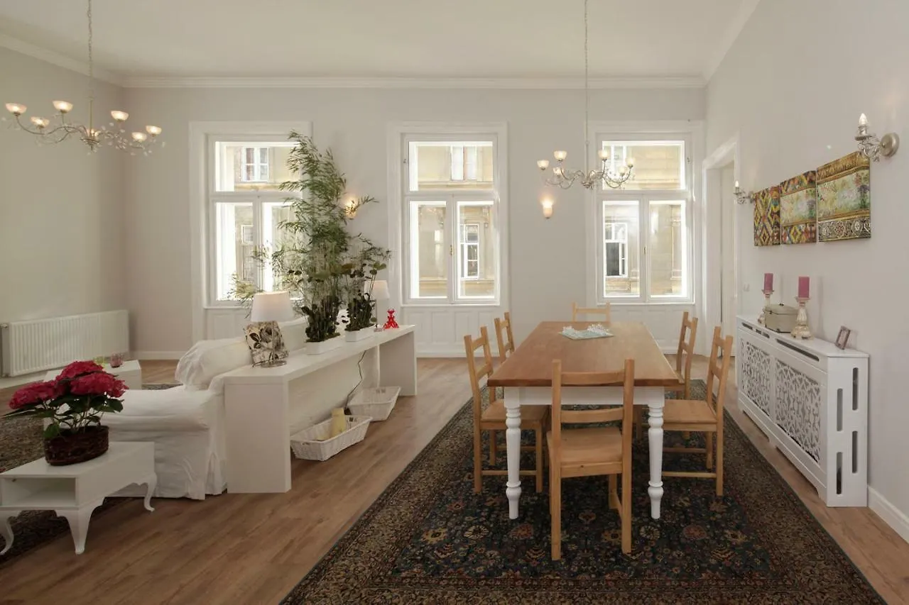Apartment Urban Haven - 3 Beds, 3 Baths, Free Parking, Near Central Market Budapest