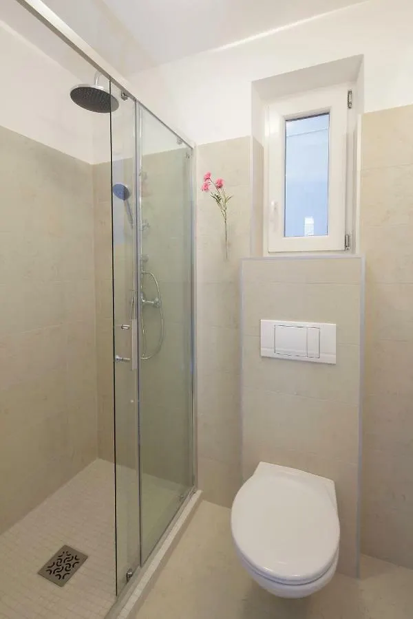 Urban Haven - 3 Beds, 3 Baths, Free Parking, Near Central Market Budapest