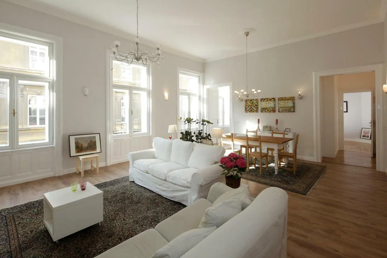 Urban Haven - 3 Beds, 3 Baths, Free Parking, Near Central Market Budapest 0*,  Hungary
