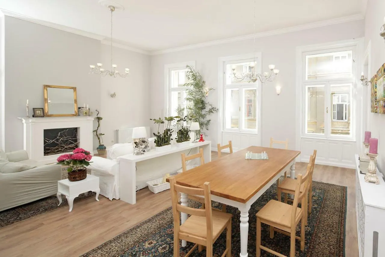 Urban Haven - 3 Beds, 3 Baths, Free Parking, Near Central Market Budapest Hungary