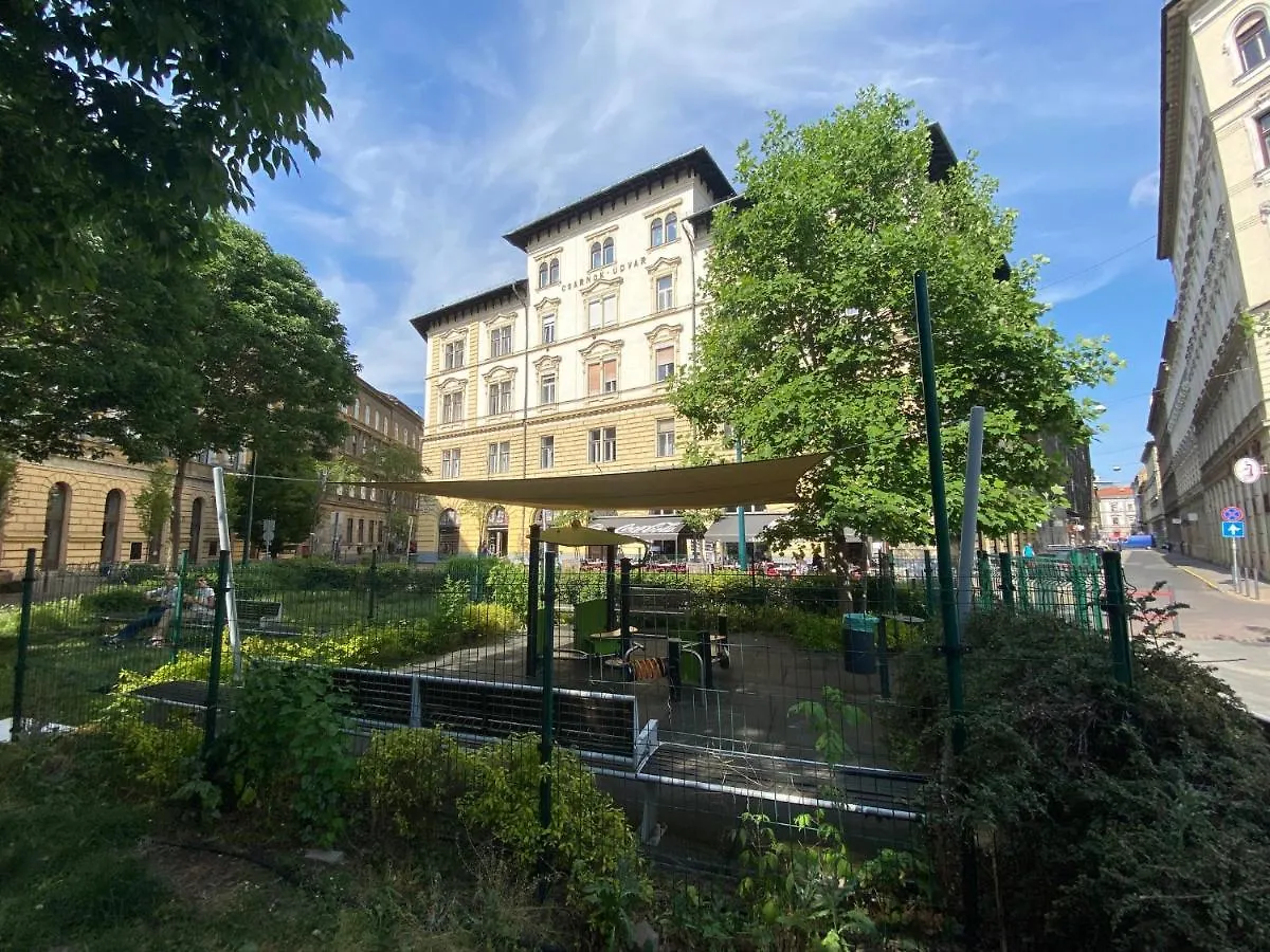 Apartment Urban Haven - 3 Beds, 3 Baths, Free Parking, Near Central Market Budapest