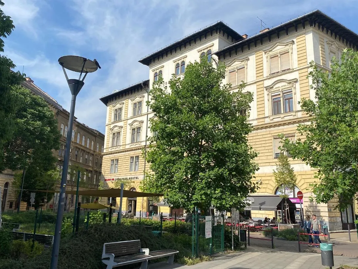 Urban Haven - 3 Beds, 3 Baths, Free Parking, Near Central Market Budapest