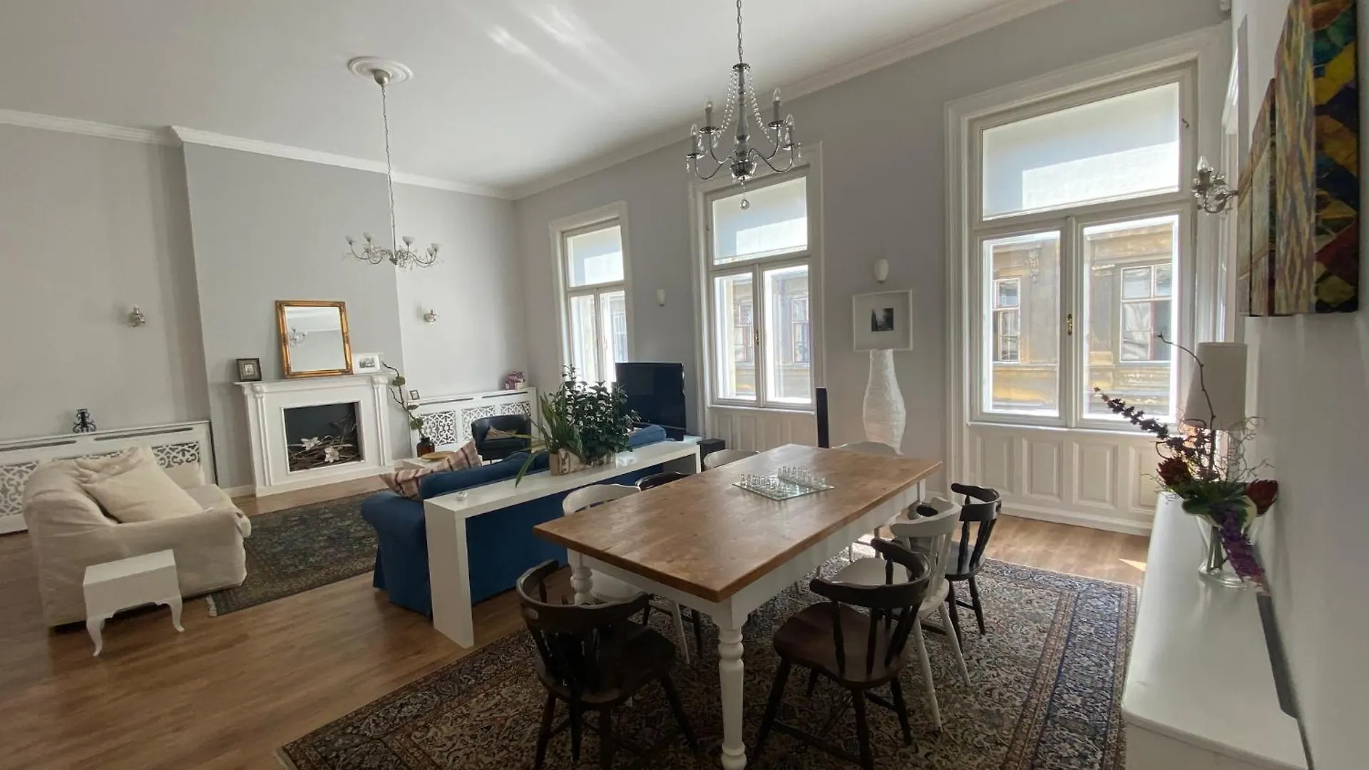 Urban Haven - 3 Beds, 3 Baths, Free Parking, Near Central Market Budapest