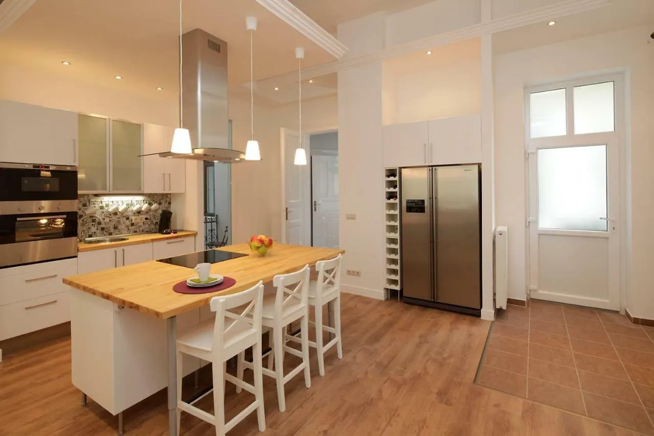 Apartment Urban Haven - 3 Beds, 3 Baths, Free Parking, Near Central Market Budapest