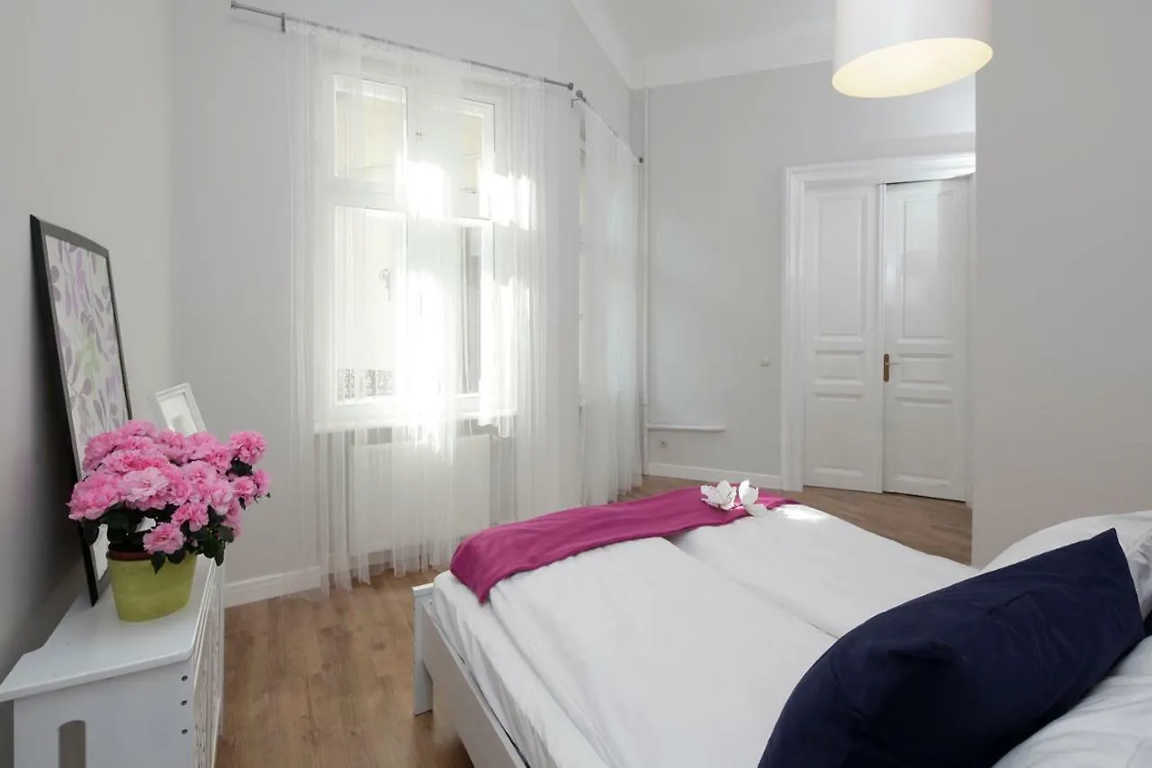 Apartment Urban Haven - 3 Beds, 3 Baths, Free Parking, Near Central Market Budapest