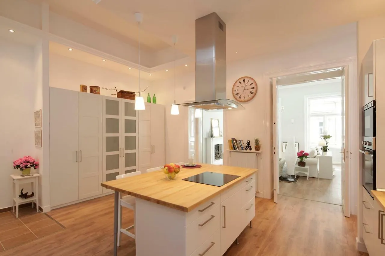 Urban Haven - 3 Beds, 3 Baths, Free Parking, Near Central Market Budapest 0*,