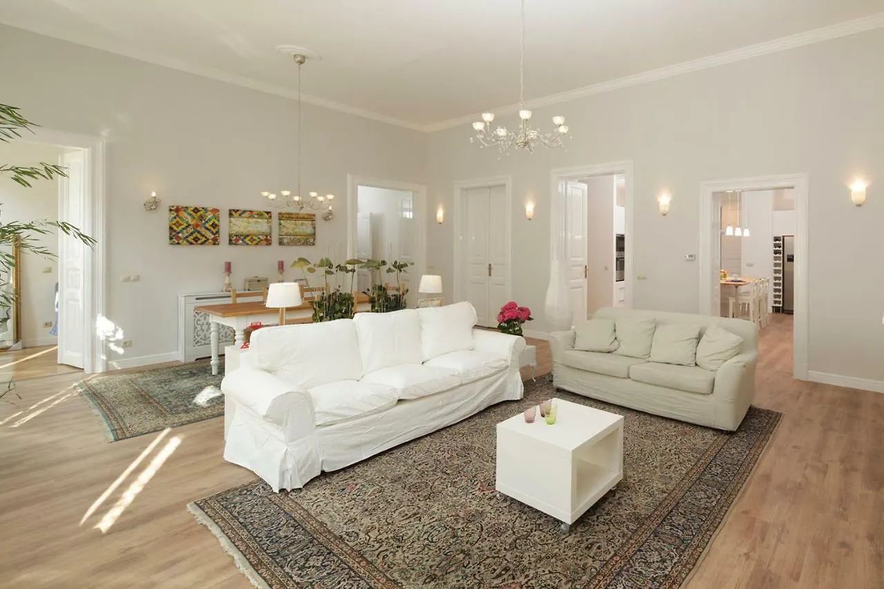 Urban Haven - 3 Beds, 3 Baths, Free Parking, Near Central Market Budapest Apartment
