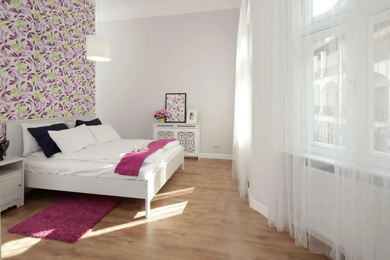 Urban Haven - 3 Beds, 3 Baths, Free Parking, Near Central Market Budapest