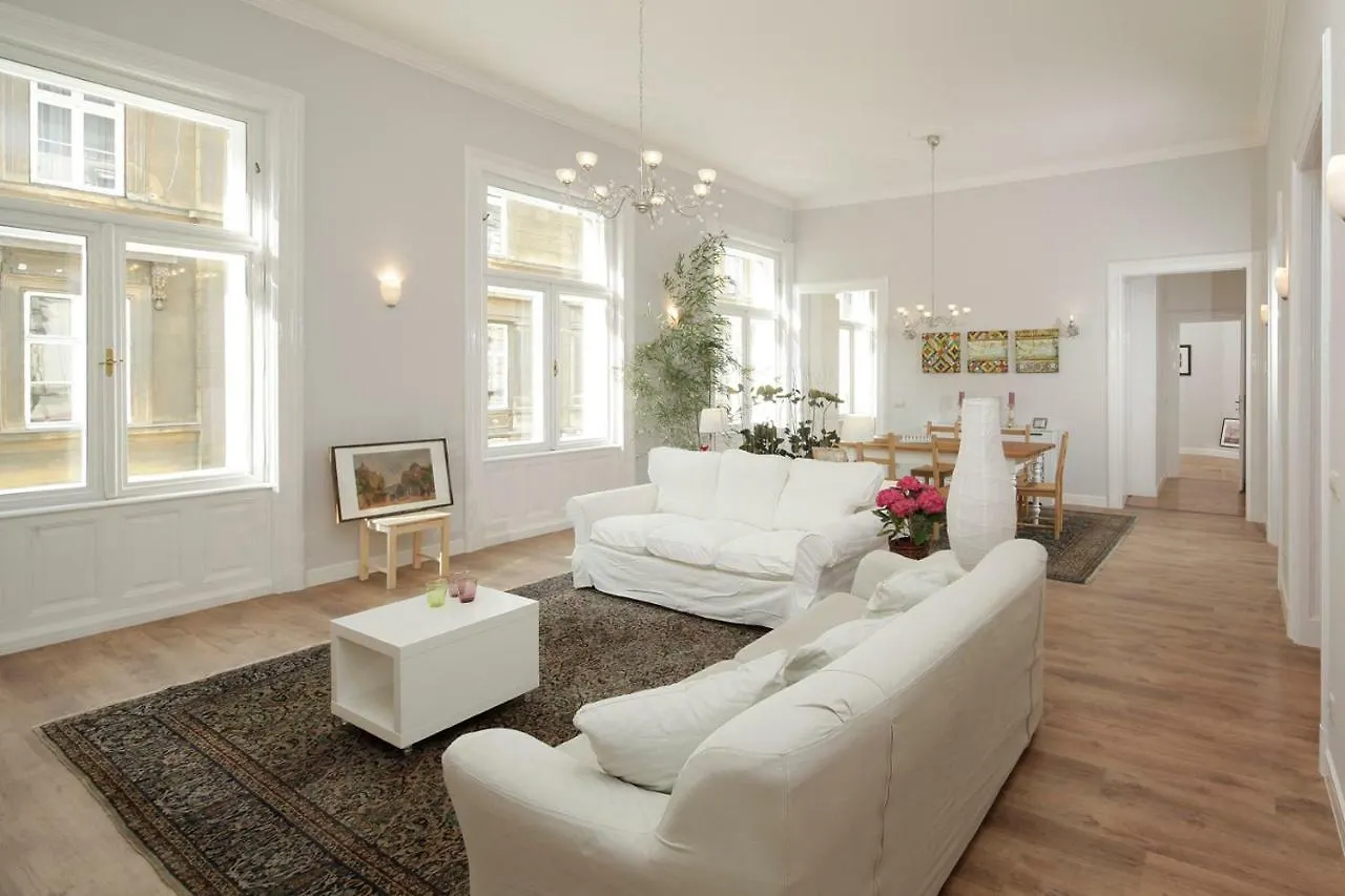 Urban Haven - 3 Beds, 3 Baths, Free Parking, Near Central Market Budapest